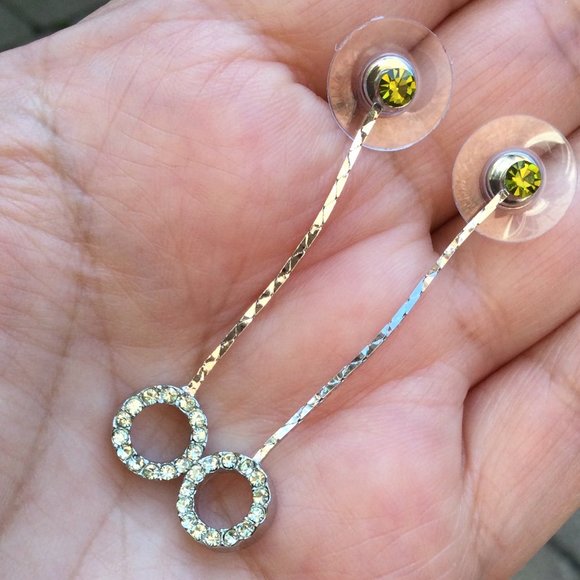 Vintage Dangle Earrings with green rhinestones - Picture 5 of 6